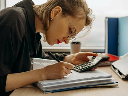 A auditoria independente é um pilar central do sistema de governança corporativa moderna, servindo como mecanismo de verificação da fidedignidade das demonstrações financeiras e como instrumento de prevenção e detecção de fraudes (Power, 2021). Em economias em desenvolvimento, onde os mercados financeiros são frequentemente frágeis e os sistemas de regulação ainda em construção, o papel da auditoria assume ainda maior relevância. No entanto, sua efetividade está condicionada por fatores institucionais, culturais e estruturais que podem limitar significativamente seu impacto



