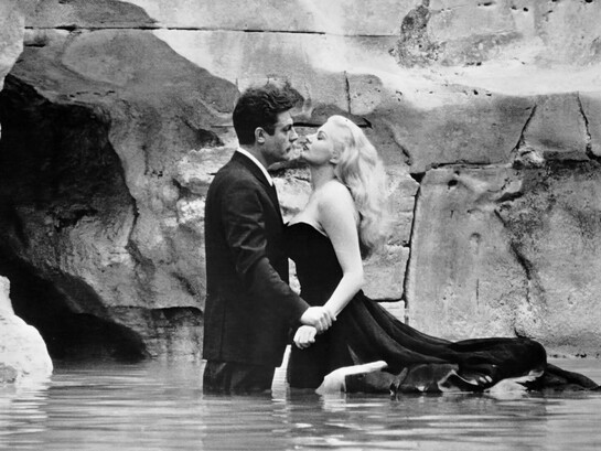 Image tirée du film La Dolce Vita de Federico Fellini. Marcello Mastroianni et Anita Ekberg dans la fontaine de Trevi, à Rome