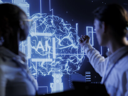 En este nuevo escenario digital, la experiencia cotidiana de millones de personas tiende a compartir valores, referencias y códigos cada vez más universales 