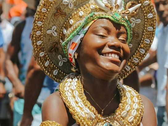 Criança baiana aproveita o carnaval de rua em Salvador. O Guinness World Records consagrou o Carnaval de Salvador como o maior carnaval de rua com trio elétrico do mundo