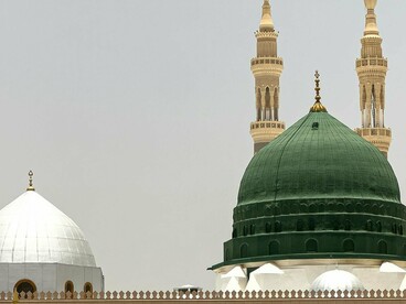 Muito do que foi preservado do mundo clássico só chegou aos dias atuais graças ao esforço do islã. O mundo islâmico cresceu sobre os decadentes impérios Persa e Romano e, portanto, absorveu muito da suas culturas. Os Abássidas empregavam burocratas persas para governarem seu império. Bagdá que foi escolhida para a capital do governo logo se tornou a cidade mais rica do mundo