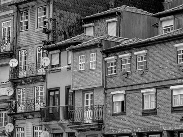 Tenho a sensação de que aqui não existem claramente áreas antigas e novas ou, digamos assim, bairros com características homogêneas. Pelo contrário, parece que o antigo e o novo se misturam de modo surpreendente. É quase um susto a cada esquina