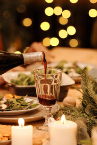 Un bicchiere di vino a tavola accompagna tutte i momenti di celebrazione in Italia