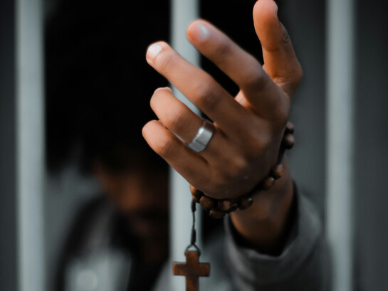 Symbole de détention et de résistance : derrière les barreaux, la foi et l’espoir demeurent, malgré la répression politique