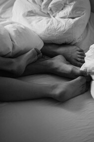 Casal em sua cama. Éramos, dizias tu, uma necessidade visceral, um ímpeto primitivo de cheiro e de pele, como se cada toque fosse uma solução improvável para uma equação de dificuldade máxima, com o desejo a percorrer-nos os corpos, a fazer esquecer o mundo e a devolver-nos à simplicidade da adolescência imaginária