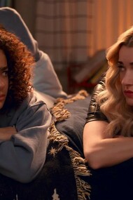 Cena da série. Ginny & Georgia não é apenas entretenimento: é um espelho onde podemos ver refletidas as nossas próprias lutas e expectativas. Ao observarmos estas personagens, ganhamos ferramentas para identificar temas como racismo, depressão ou traumas familiares nas nossas vidas e para agir em direção a relações mais saudáveis e justas