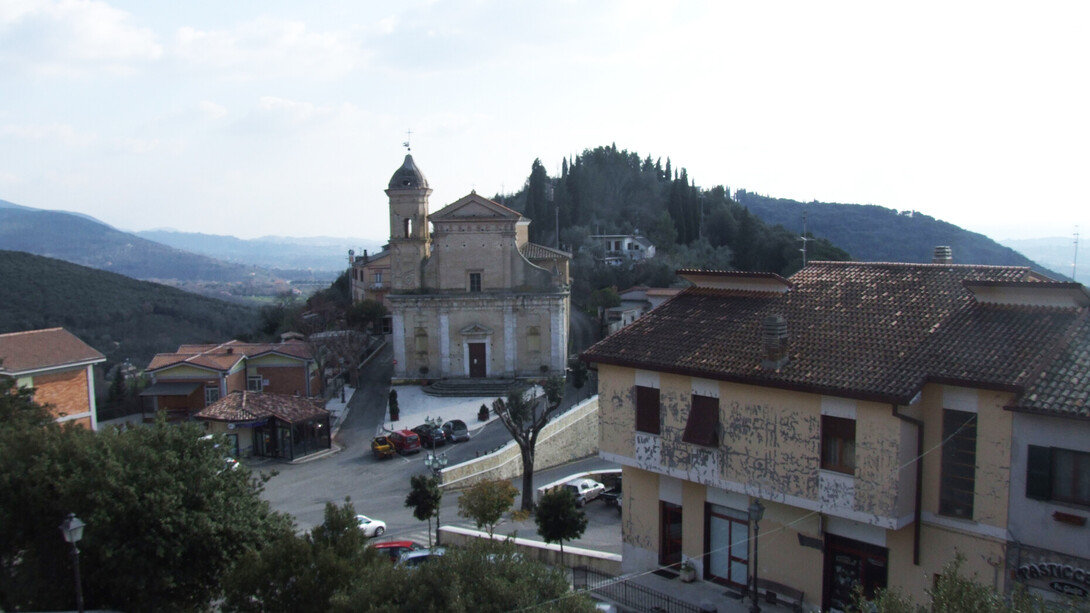 Cada calle se curva según el cerro, cada escalón se adapta a una pendiente, cada casa busca calor, defensa o vista. Casperia, Italia