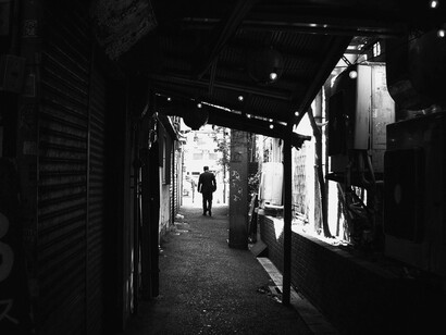 Nel bianco e nero, ogni dettaglio svanisce e resta solo l’essenziale: una presenza solitaria che racconta storie senza parole