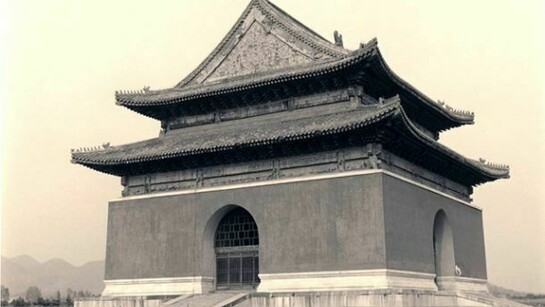 Lynn Davis, Tomb of Xiaoling, outside Beijing, China #19 – 2001 selenium and gold toned gelatin silver print 71,12 x 71,12 cm