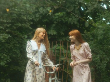 Ambas são de origem burguesa em Paris, porém a família de Simone (Silvie) está decadente. Zaza (Andrée) entra na escola de Simone aos nove anos de idade