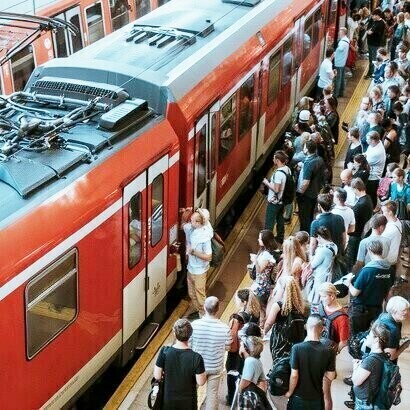 Deutschland hat kein Mobilitätsproblem, weil es zu wenig Geld, zu wenig Ingenieurskunst oder zu wenig Ideen hätte. Deutschland hat ein Mobilitätsproblem, weil es an einem Frame festhält, dessen Zeit abgelaufen ist