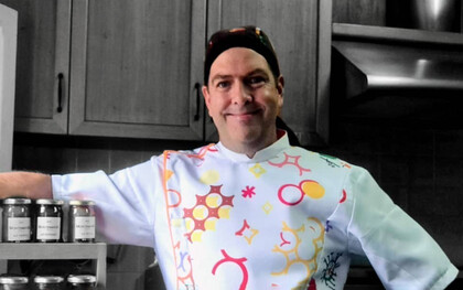 Juan Montemayor, conocido como el “Maestro Ajicero”, nos comparte una visión sensible y reflexiva sobre el ají como experiencia cultural, sensorial y educativa en la gastronomía venezolana