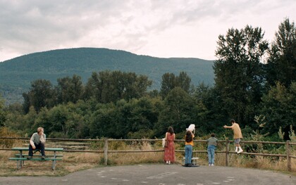 "Blue Heron" è un film autobiografico che racconta l’infanzia della regista, Sophy Romvari, filtrata dallo sguardo ingenuo e poetico della piccola Sasha. In copertina una scena tratta dal film 