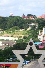 A trajetória de tentativa de implantação de energia solar em Angola e o contraste com a atual valorização de petróleo revelam complexidades e desafios na transição energética. A Cidade Alta em Luanda, Angola, estende-se ao longo de uma cordilheira ladeada por edifícios coloniais cor-de-rosa, incluindo os palácios do presidente e do arcebispo