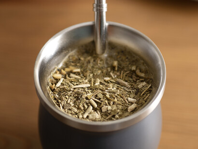La yerba mate mejora la salud cardiovascular reduciendo los niveles de colesterol y previniendo incluso la arterioesclerosis. Mate y bombilla, Infusión nacional criolla, Argentina