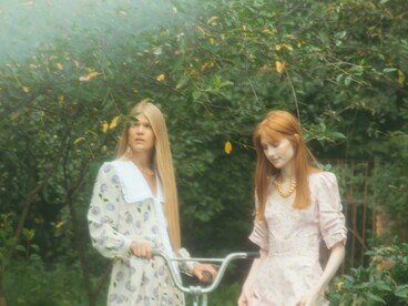 Apesar de alterar os nomes (Simone, no livro, é Silvie e Zaza é Andrée), as cidades onde passam as férias, o nome da escola; não é difícil ligar os fatos da vida real com a ficção. O livro é narrado em primeira pessoa e, ao final, é recheado de cartas trocadas pelas duas e por fotos   