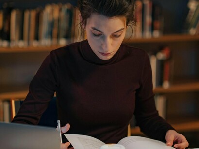 Estudar para concursos públicos é uma experiência completamente diferente de qualquer outro tipo de estudo, por exigir muito mais a memória de longo prazo do que a de curto prazo. Esta última é muito utilizada em cursos rápidos ou provas da faculdade; ela é útil para momentos imediatos, mas não garante a retenção duradoura do conteúdo