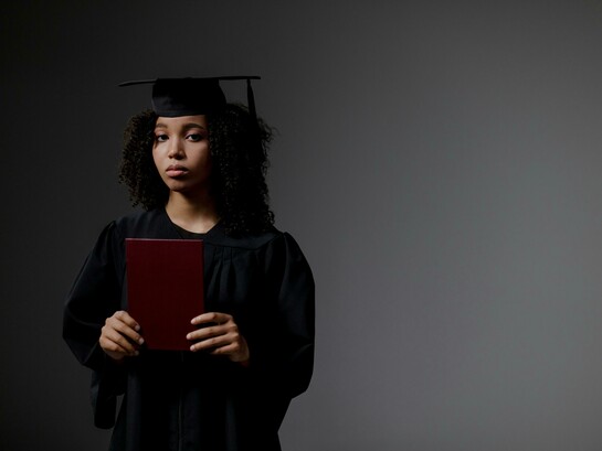 Recém formada desempregada. Face ao elevado número de pessoas com qualificações académicas, o trabalho qualificado não consegue competir com o trabalho não qualificado que por cá existe e persiste. Até quando vão continuar a passar o sol com a peneira e fingir que não é nada? Até quando vão continuar a dizer que o problema reside na falta de professores nas escolas, de médicos e enfermeiros nos hospitais e centros de saúde? Até quando vão persistir nessa ideia errada, a meu ver e, abrir cursos de forma desenfreada como se a raiz do problema fosse essa? Pelo que vejo, o problema não reside na falta de professores ou de médicos, até porque o nosso país tem muitos por aí. O problema reside na falta de tomada de decisões, nomeadamente, aquelas que ajudem verdadeiramente a população