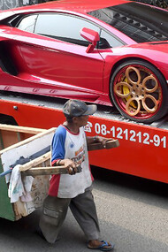 Décroissance. L'approche ne fonctionne pas, les pauvres ne peuvent pas et les riches ne veulent pas faire un pas vers la convivialité et le "bonheur" sur une base volontaire © Goh Chai Hin/AFP