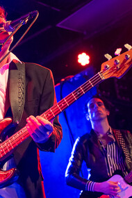 The Chameleons. Mark Burgess, aux vocales, et à la basse, son jeu de scène vous entraîne dans la vibration cérébrale et physique