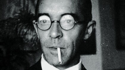 É possível pensar a narrativa literária através da palavra espelho, que pode ser apreendida como uma grande metáfora do reflexo, da imitação, da mimese, neste caso, colocando-se uma das questões mais antigas da literatura: a sua relação com o Real, ou, mais propriamente, como o conceito de Real