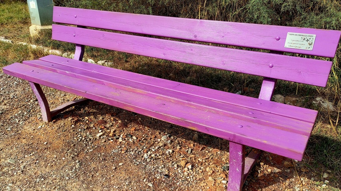 Panchina viola sul lungomare di Ardenza (Livorno, Italia) per la sensibilizzazione sulla fibromialgia
