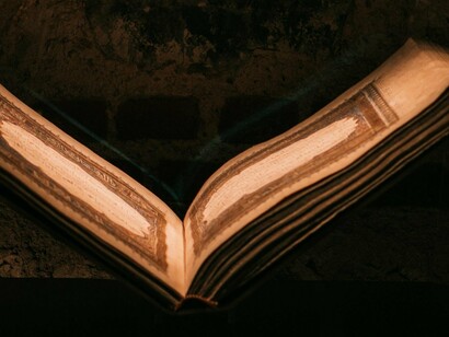 Livro antigo. O Manuscrito de Voynich é considerado um dos maiores mistérios da história da criptografia, da linguística e da biblioteconomia 