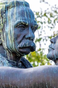 Estátua 'Amor de Perdição', de Camilo Castelo Branco, em Porto, Portugal