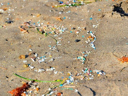 Da dove provengono le microplastiche? Principalmente da pezzi di plastica di origine terrestre scaricati negli oceani. Questi pezzi di plastica si frammentano sotto l'effetto delle correnti, dei raggi UV, della temperatura, della degradazione batterica e dell'agitazione meccanica