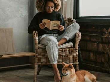 Na minha memória, o filme fez-me recuar no tempo. Zeus. Era uma bola de pelo branco, loiro e revolto quando o vi a primeira vez.   
O meu avô trazia-o numa cestinha, envolvido numa mantinha. Os olhinhos brilhavam e o focinho sorria, aberto para a lambidela pronta, animada, de bebé feliz. Agarrei nele, pu-lo ao colo, abracei-o, fiz-lhe festas. Oferta de anos [em tempo de Natal], foi a melhor da minha vida!   