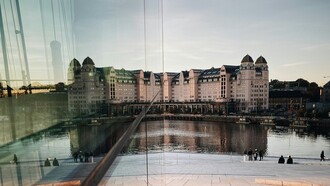 Oslo è una capitale a misura d’uomo, dove ogni angolo invita a rallentare e godersi il paesaggio. L'ex edificio editoriale nell'ex magazzino Havnelageret di Oslo, Norvergia