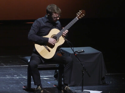 El sonido de las notas, de la guitarra clásica, instantáneamente ofrece emociones profundas que conmueven a las personas que la escuchan. Classical: NEXT