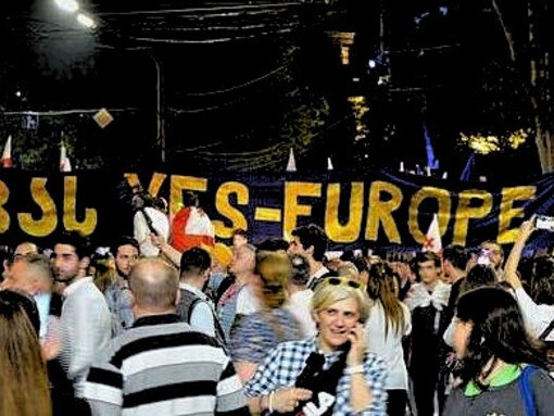 «Sì all’Europa, no alla legge russa» 28/04/2024. Manifestazione di massa a favore dell’UE a Tbilisi, in Georgia nella Piazza della Prima Repubblica. Le masse sono in strada per difendere una traiettoria democratica e un orizzonte comune