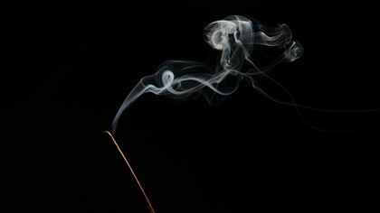 Para adentrar de verdade em certos movimentos, como os da Arte e da Cura, que advêm de núcleos mais distantes e essenciais do ser, através dessas ondas de manifestações mais profundas e sutis, ocultas em seus dons e talentos, precisará o ser, certamente pausar suas dúvidas, voltar a escutar-se, silenciar o cotidiano com seus barulhos e supérfluos, de todos os corpos. Um espaço no tempo da vida, para viver essa comunicação criativa com os mistérios da existência em si, a partir da escuta e relação profundas com os 3 corpos