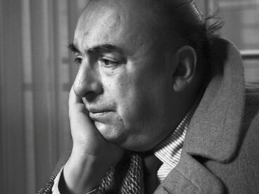 Delia era descritta come determinata,  indipendente e appassionata di arte e politica, qualità che Neruda ammirava profondamente. Nella foto Neruda ritratto nel 1954 da Annemarie Heinrich