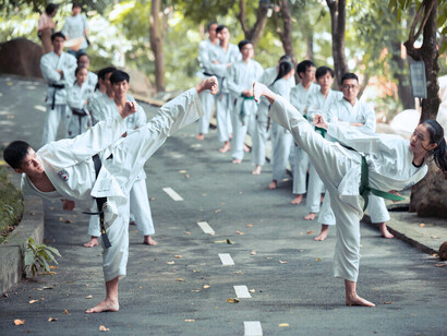 La discipline transforme l’effort en art. Chaque mouvement est un pas vers la maîtrise de soi, où la force et la douceur se rencontrent