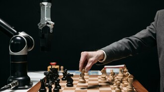 O futuro dos computadores está intimamente ligado ao futuro da própria humanidade. Da computação quântica às interfaces neurais, da inteligência artificial à presença invisível de processadores no cotidiano, os avanços nesse campo prometem mudar radicalmente nossa forma de viver, trabalhar, nos relacionar e pensar. Será um futuro repleto de possibilidades, mas que exigirá também responsabilidade, reflexão ética e compromisso com o bem coletivo. Em um mundo cada vez mais digital e interconectado, os computadores não serão apenas ferramentas, mas parceiros fundamentais na construção do amanhã