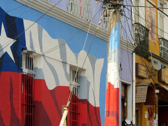 Graffiti mit der chilenischen Flagge in Valparaiso