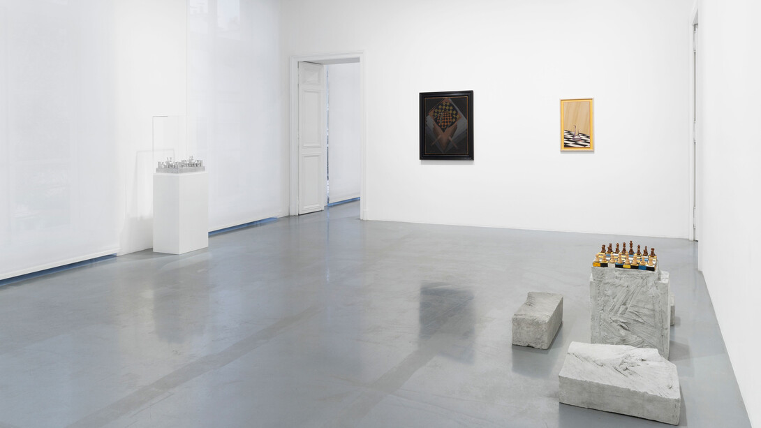 Artistes variés, Un siècle d'échecs, vue d'exposition. Avec l'aimable autorisation de Perrotin