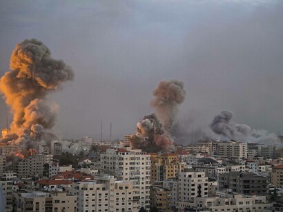 Scatto dal tetto di un edificio civile, che mostra gli attacchi aerei israeliani durante la guerra di Gaza del 2023-2025 