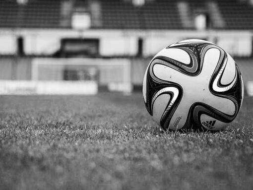 Bola de futebol no gramado. Entretanto, esse semi-amadorismo da arbitragem, teoricamente permite interferências indesejadas para o bom andamento da competência redundantemente necessária, competitiva e meritocrática do melhor preparado da jornada e da temporada