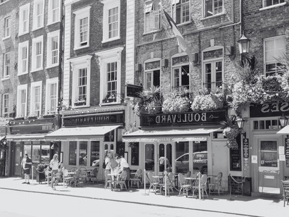 Entre café serré et conversations animées, les brasseries perpétuent cette convivialité à la française qui nourrit autant les liens que l’appétit