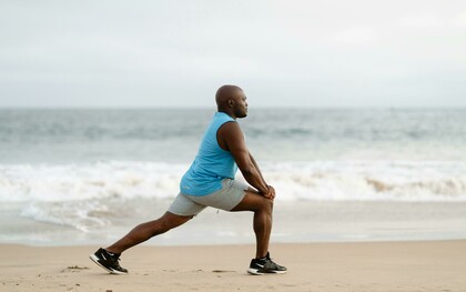 A recuperação não é um luxo ou uma pausa opcional — é uma etapa fundamental do treinamento. Isso já foi comprovado por inúmeros estudos científicos que investigam os mecanismos envolvidos na reparação muscular, no controle da inflamação e no reequilíbrio hormonal. Para atletas que treinam diariamente em alta intensidade, submetidos a estresse físico e mental constante, entender a importância da recuperação é essencial para evitar o esgotamento e garantir resultados duradouros