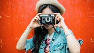 Sua foto de perfil não é apenas uma imagem, é a sua primeira apresentação, seu aperto de mão digital, seu cartão de visitas visual; frase de Carlos Manoel de Freitas, Consultor de Carreiras no Linkedin e que diante de uma newsletter que recebi dele, fez eu pensar em construir este artigo para a Meer. Construir uma marca pessoal, reforçar a sua identidade profissional, alinhando sua imagem ao setor em que você atua, foto de qualidade, de preferência uma única imagem em todos os perfis que você tem