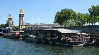 Vue d'un restaurant sur les berges de la Seine, à Paris, en France, près du pont Alexandre III