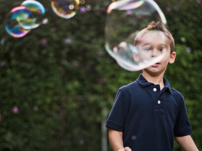 Insegnare ai bambini i mesi dell'anno tramite filastrocche non solo li aiuta a comprendere il ciclo annuale, ma rafforza anche le loro capacità linguistiche e la consapevolezza delle stagioni in modo naturale e divertente