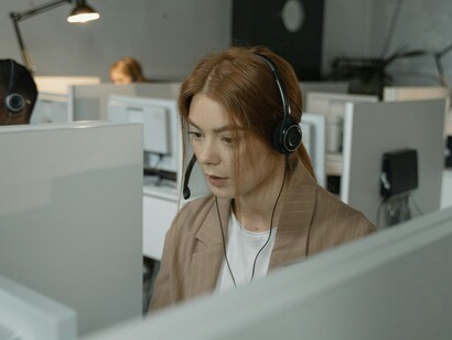 L’immagine moderna di Babbo Natale, con la barba bianca e l’abito rosso, fu consolidata negli Stati Uniti tra Ottocento e Novecento grazie a illustrazioni e campagne pubblicitarie