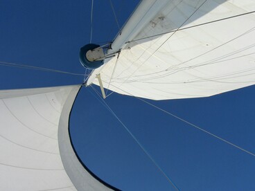 Al termine del viaggio, il ritorno alla connessione internet evidenzia il contrasto tra la quiete dell’oceano e la frenesia del mondo connesso, mettendo in discussione le nostre abitudini quotidiane