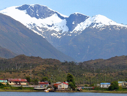 Algunos de sus habitantes aún son indígenas Kawesquar. La aldea de Puerto Edén se encuentra en el Canal Messier. Región Magallanes y de la Antártica, 2005, Chile
