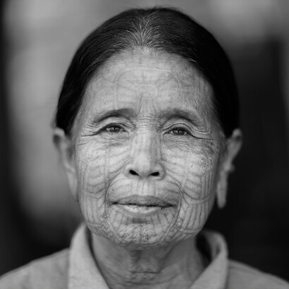 Portrait of an elderly woman with a tattooed face in Burma ©  Vincent de Groot